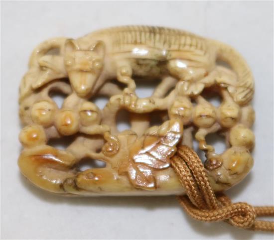 Two Chinese ivory toggles, 18th/19th century, 4.9cm and 2.8cm